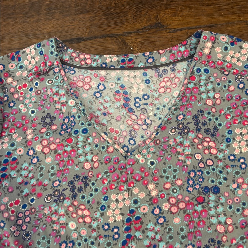 Vera Bradley Lot of Scrub Tops - Picture 11 of 11